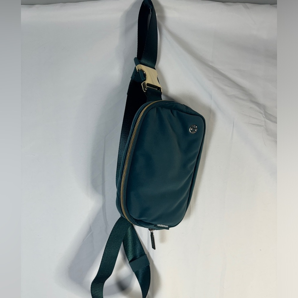 LULULEMON EVERYWHERE BAG 1L green velvet NWOT